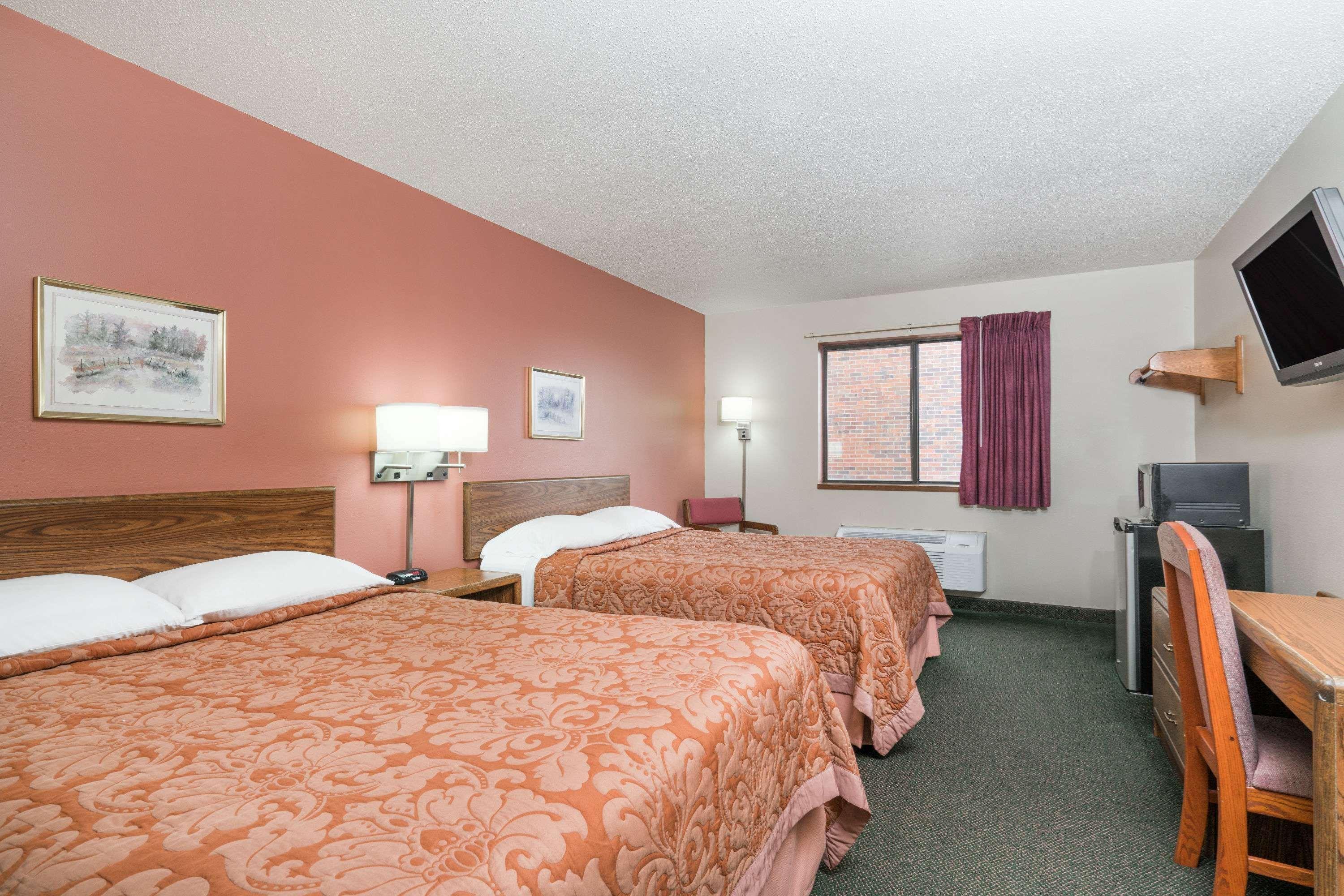Super 8 By Wyndham Perham Hotel Екстериор снимка