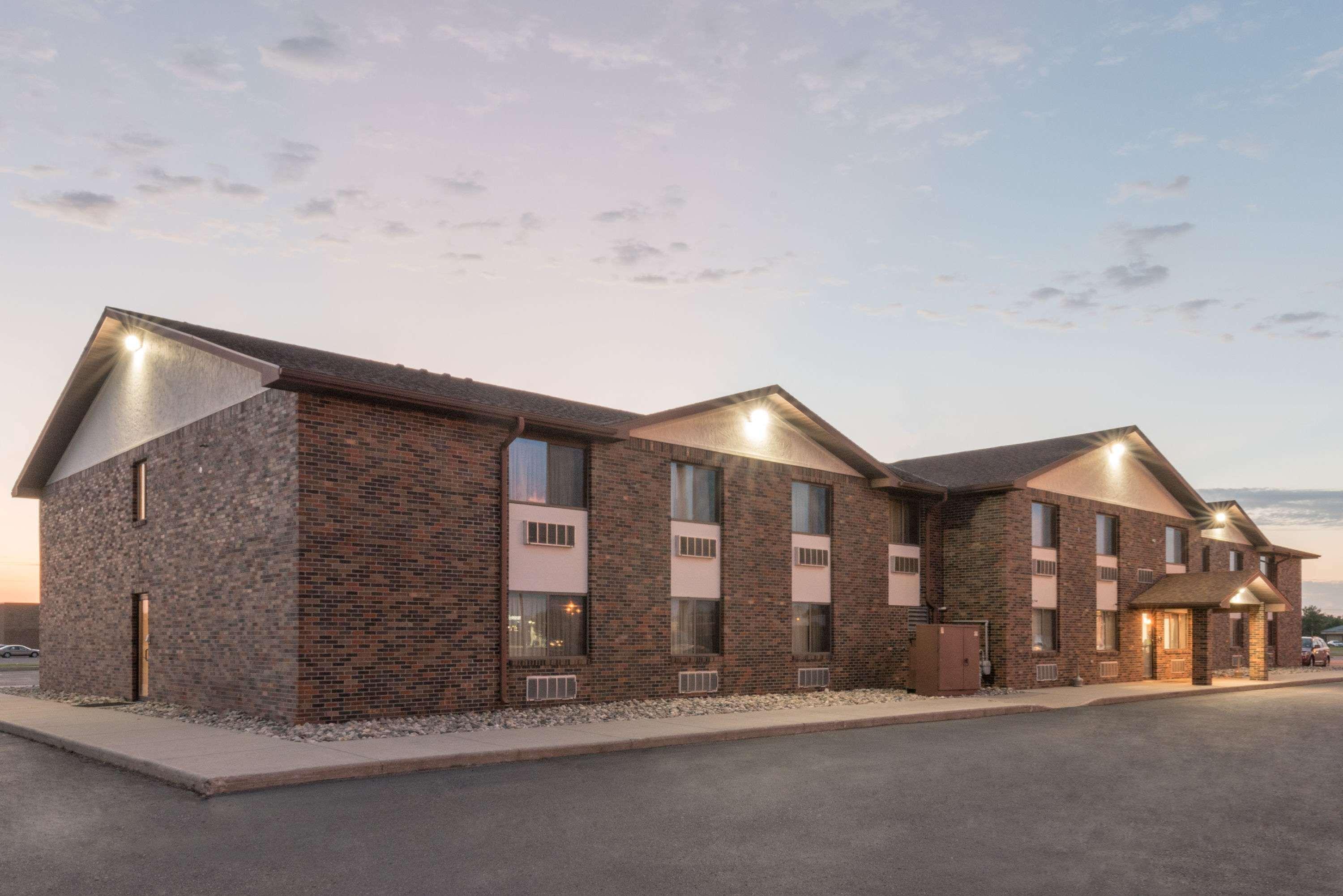 Super 8 By Wyndham Perham Hotel Екстериор снимка
