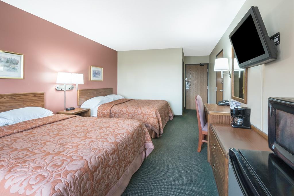 Super 8 By Wyndham Perham Hotel Екстериор снимка