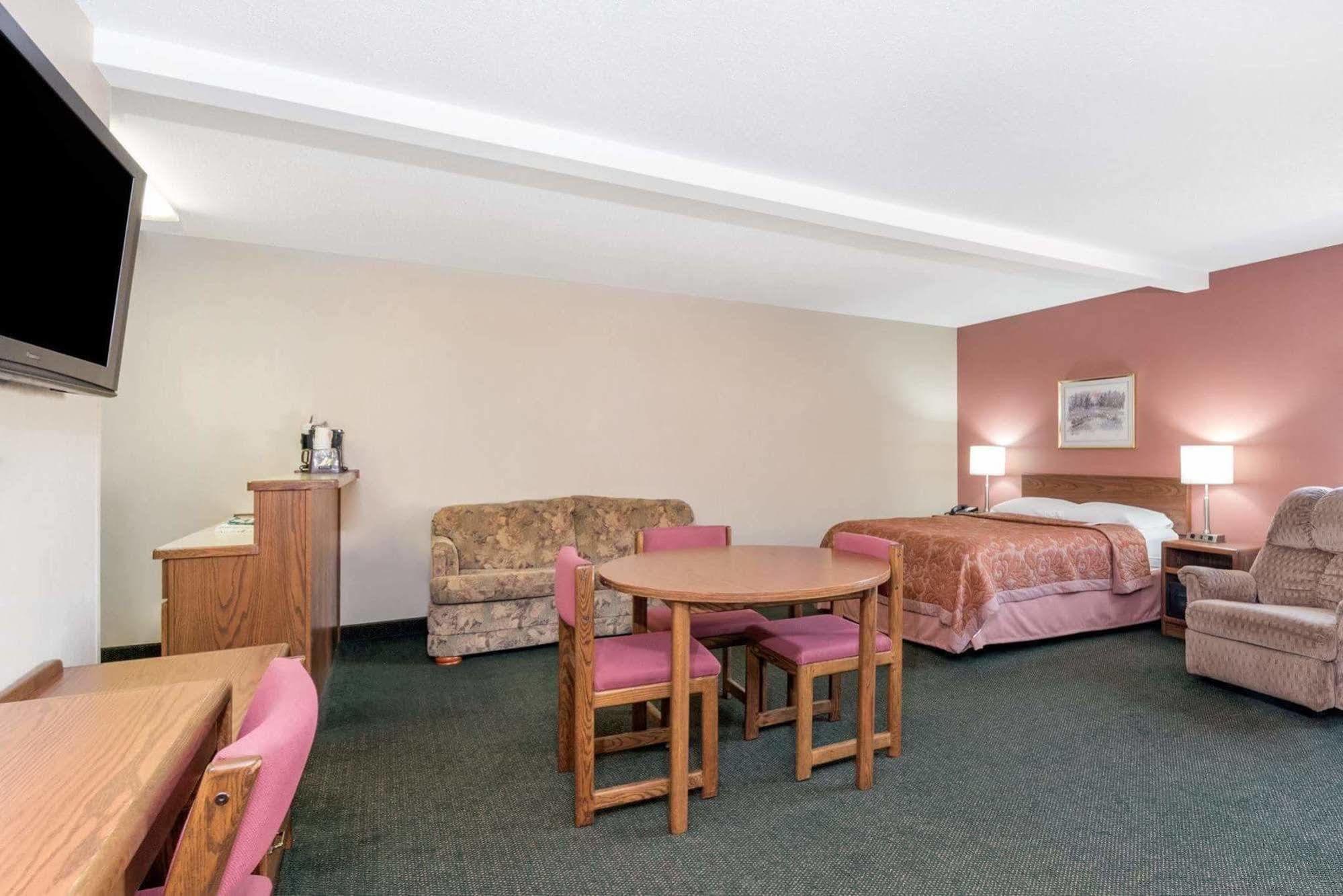 Super 8 By Wyndham Perham Hotel Екстериор снимка